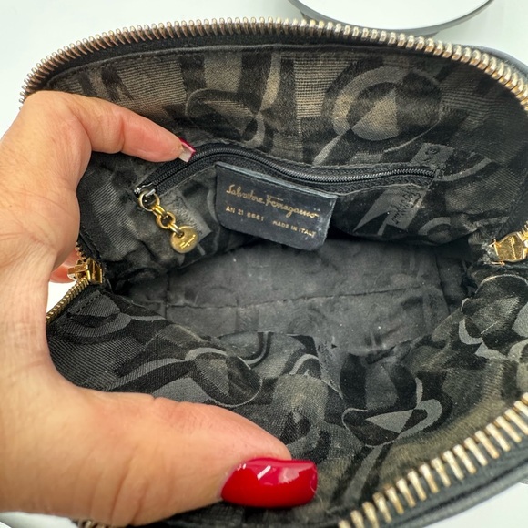 Salvatore Ferragamo Small Crossbody Bag With Signature Closure Black Leather - Picture 13 of 17